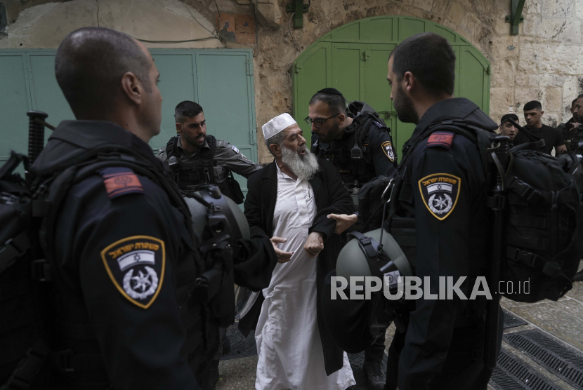 Polisi Israel berdebat dengan seorang jemaah Palestina di Kota Tua Yerusalem, Minggu, 17 April 2022. 