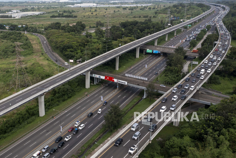 Sejumlah kendaraan memadati ruas jalan tol Jakarta-Cikampek kilometer 47 dan Jalan Layang Mohammed Bin Zayed (MBZ) di Karawang, Jawa Barat, Jumat (29/4/2022). 