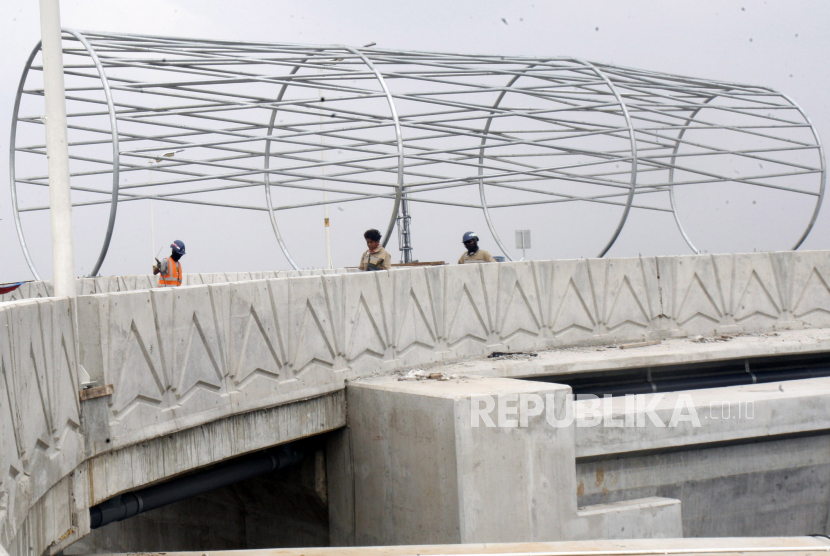 Pekerja menyelesaikan pembangunan Flyover Lenteng Agung, Jakarta Selatan (ilustrasi)