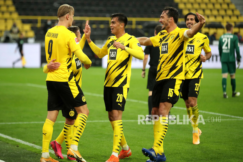 Felix Passlack (2-L) dari Dortmund merayakan dengan rekan satu timnya mencetak gol selama pertandingan sepak bola Bundesliga Jerman antara Borussia Dortmund dan SC Freiburg di Dortmund