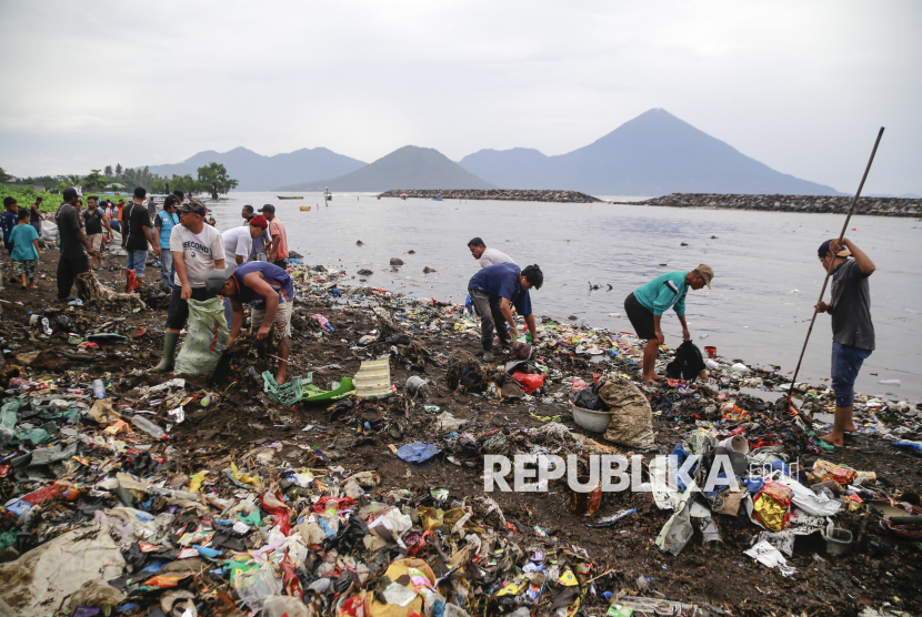 Warga mengumpulkan sampah kiriman dan sampah buangan di bibir Pantai Sasa, Ternate, Maluku Utara, Ahad (8/12/2024).Aksi bersih-bersih sampah oleh sejumlah komunitas dan warga sekitar itu sebagai bentuk kepedulian terhadap lingkungan dan mengantisipasi sampah plastik yang ada di sekitar pantai agar tidak terbawa arus ke laut yang berdampak pada kerusakan ekosistem pesisir. 