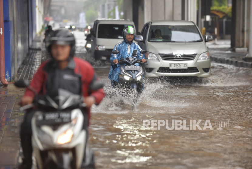 Kendaraan menerobos genangan air yang merendam di Jalan Boulevard Raya, Kelapa Gading, Jumat (22/3/2024). Badan Penanggulangan Bencana Daerah (BPBD) Jakarta mengumumkan, terjadi banjir di sebelas ruas jalan Jakarta. Hujan yang mengguyur wilayah Jakarta semalam juga mengakibatkan di Jalan Boulevard Raya tersebut terendam dengan ketinggian 20 cm.