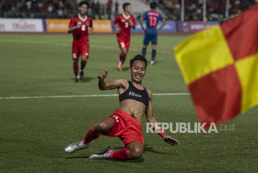 Pemain tim nasional (timnas) Indonesia U-22, Beckham Putra Nugraha, melakukan selebrasi selepas mencetak gol ke gawang Thailand pada laga final sepak bola putra SEA Games 2023 di Stadion Nasional Olimpiade, Phnom Penh, Kamboja, Selasa (16/5/2023). 