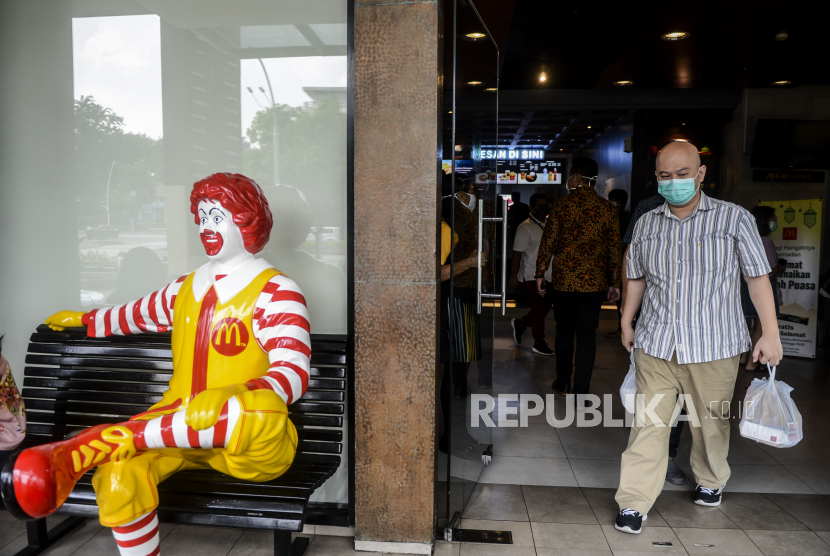 Sejumlah pengunjung usai memesan makanan di gerai makanan cepat saji McDonald