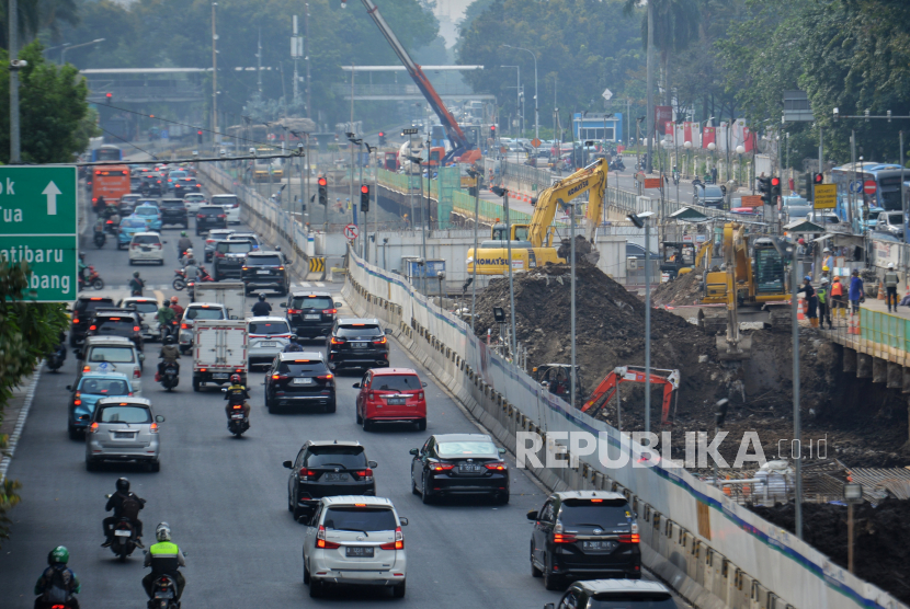 Pekerja beraktivitas di area proyek pembangunan MRT Fase 2A CP 201 di Jalan MH Thamrin, Jakarta, Jumat (19/5/2023). 