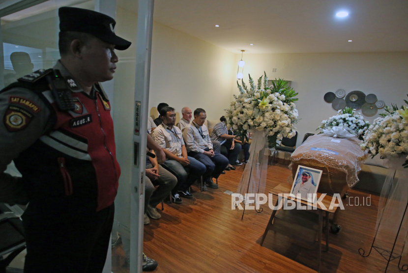 Sejumlah kerabat duduk di dekat peti jenazah pilot helikopter milik PT Intan Angkasa Air Service, Glen Malcolm Conning setibanya dari Papua di Human Remain Cargo Jenazah Bandara Soekarno Hatta, Tangerang, Banten, Rabu (7/8/2024). Glen Malcolm Conning merupakan korban penembakan oleh Kelompok Kriminal Bersenjata (KKB) yang terjadi di Distrik Alama, Mimika, Papua Tengah pada Senin (5/8/2024). Jenazah Glen akan diterbangkan menuju Selandia Baru.