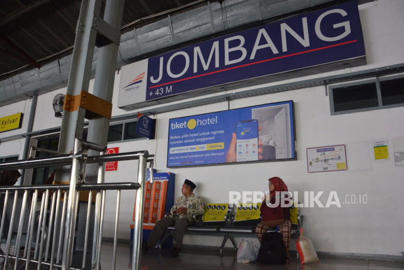 Ilustrasi. Calon penumpang menunggu kereta api di Stasiun Jombang, Jawa Timur, Sabtu (21/3/2020). 