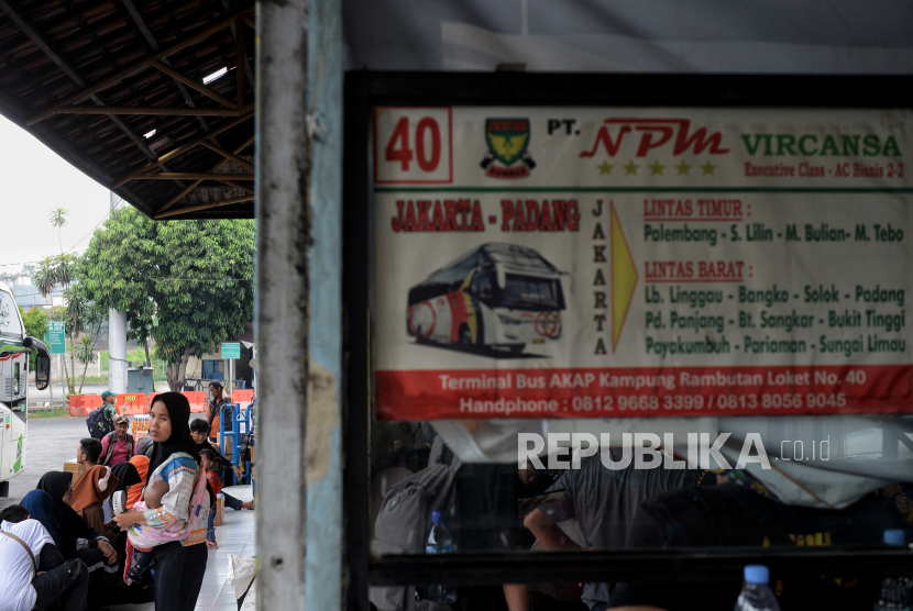 Calon penumpang menunggu keberangkatan bus tujuan Sumatera di Terminal Kampung Rambutan, Jakarta.  pengendara mobil dan motor harus mewaspadai 13 titik rawan kecelakaan di wilayah Lampung Selatan