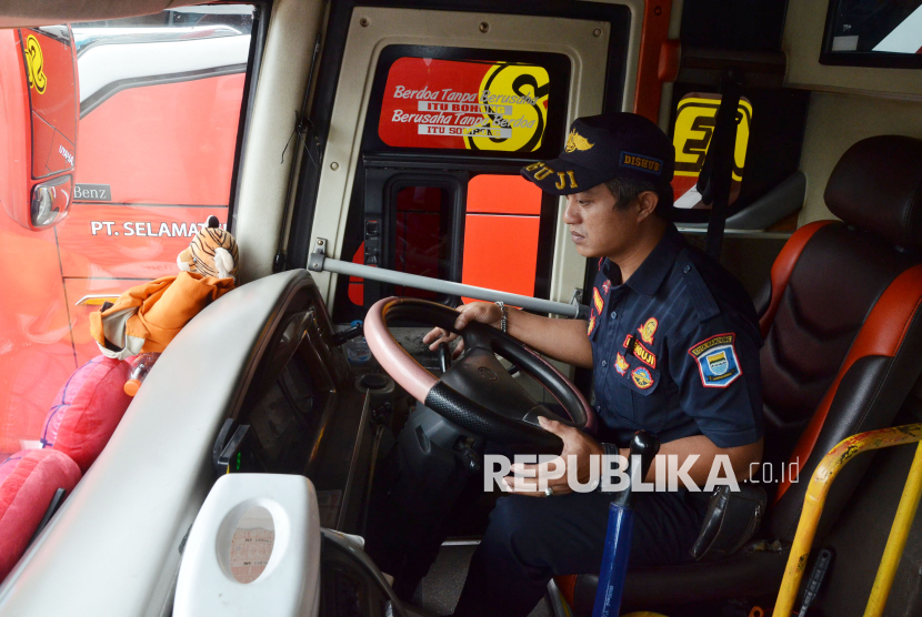 Petugas dari Dishub Kota Bandung melakukan pengecekan kendaraan (Ramp Check) ke salah satu bus di Terminal Cicaheum, Kota Bandung, Senin (24/3/2025). Ram Check dilakukan dalam rangka persiapan arus mudik Lebaran untuk memberikan kenyamanan dan keamanan para pemudik.