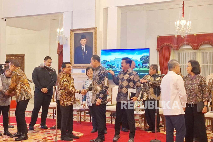 Momen saat Menteri Agraria dan Tata Ruang (ATR)/Kepala BPN yang sekaligus Ketua Umum Partai Demokrat Agus Harimurti Yudhoyono bertemu dan berada di satu ruangan dengan Kepala Staf Kepresidenan Moeldoko di Sidang Kabinet Paripurna, di Istana Negara, Jakarta, Senin (26/2/2024). Keduanya pun tampak saling berjabat tangan.