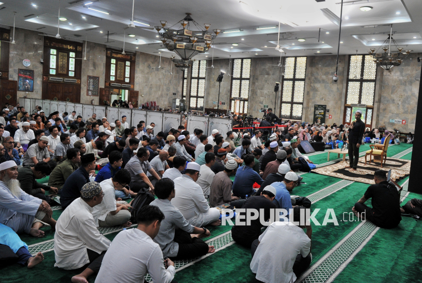 Jamaah menyimak materi dakwah yang disampaikan oleh Habib Jafar saat acara Glow Up Qolbu di Masjid Agung Sunda Kelapa, Jakarta, Ahad (16/2/2025). Kajian yang diselenggarakan oleh Muslim Pro App tersebut mengangkat tema Membangun Kebiasaan Positif Selama Ramadan yang digelar dalam rangka menyambut bulan suci ramadan.