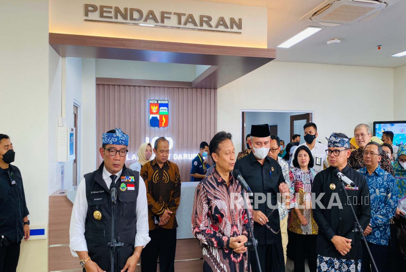 Gubernur Jawa Barat Ridwan Kamil (kiri), Menteri Kesehatan RI Budi Gunadi Sadikin (tengah), Wali Kota Bogor Bima Arya (kanan), diwawancara usai peresmian dua gedung baru RSUD Kota Bogor, Kamis (19/1/2023). 
