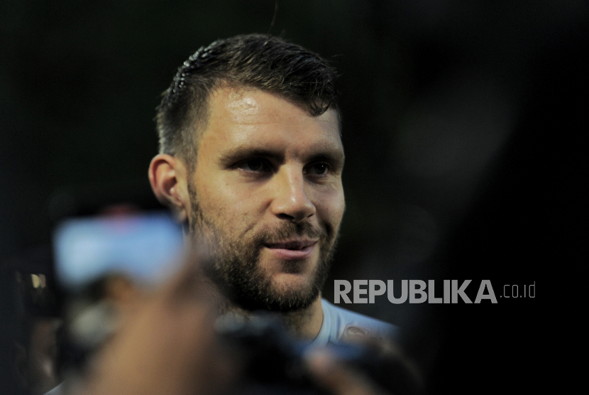 Indonesian national team goalkeeper Maarten Paes delivers a press statement during a training session at Madya GBK Stadium, Jakarta, Sunday (8/9/2024). The training session was held in preparation for the third round match of the 2026 World Cup Qualifier Asia Zone against Australia on Tuesday 10 September at Gelora Bung Karno Main Stadium (SUGBK). Goalkeeper Maarten Paes joined the training session with the rest of the national squad, while two naturalised players Mees Hilgers and Eliano Reijnders have not joined the training session at Madya Stadium today.