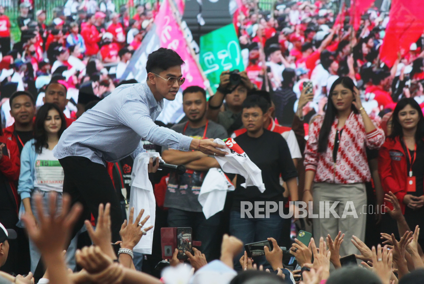 Ketua Umum DPP Partai Solidaritas Indonesia (PSI) Kaesang Pangarep membagikan kaos kepada massa kampanye saat hadir dalam Kampanye Akbar PSI, di Kiara Arta Park, Kota Bandung, Jumat (26/1/2024). Dalam acara tersebut putra bungsu Presiden Joko Widodo (Jokowi) ini tampil menyapa ribuan massa PSI yang juga simpatisan pasangan capres dan cawapres Prabowo Subianto dan Gibran Rakabuming Raka.