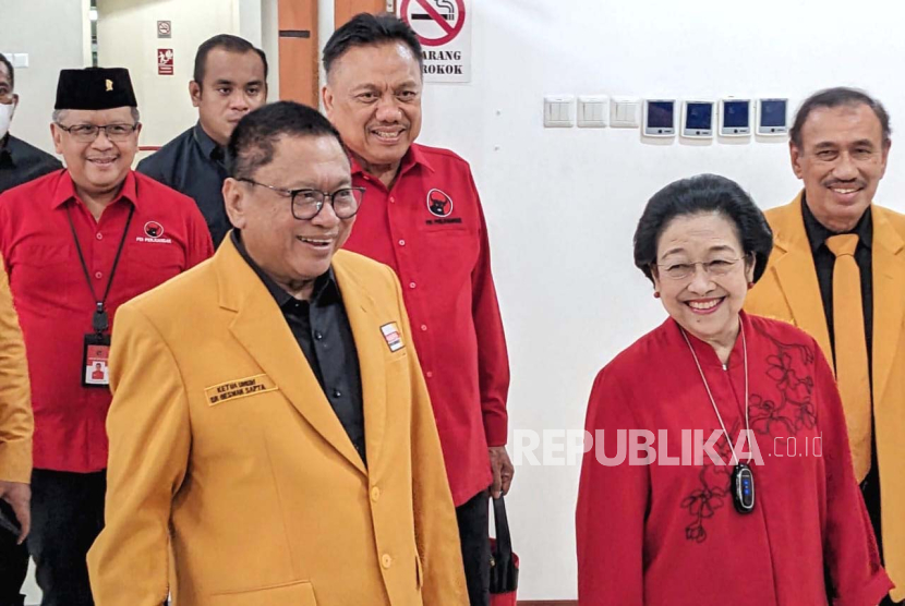 Ketua Umum PDIP Megawati Soekarnoputri menemani Ketua Umum Partai Hanura Oesman Sapta Odang. Partai Hanura yakin kekuatan milenial dan relawan untuk memenangkan Ganjar.