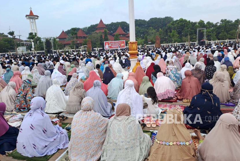 Ribuan warga di Kabupaten Indramayu menggelar sholat Idul Fitri di Alun-alun Puspawangi, Rabu (10/4/2024). 