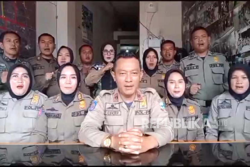 Sejumlah orang menyatakan diri sebagai forum komunikasi bantuan Polisi Pamong Praja Kabupaten Garut menyatakan dukungan untuk Gibran Rakabuming Raka. 