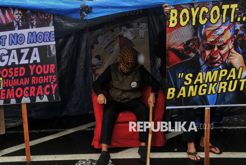 Massa aksi peduli Palestina menggelar unjuk rasa di depan kantor Kedutaan Besar Amerika Serikat, Jakarta, Jumat (25/10/2024).