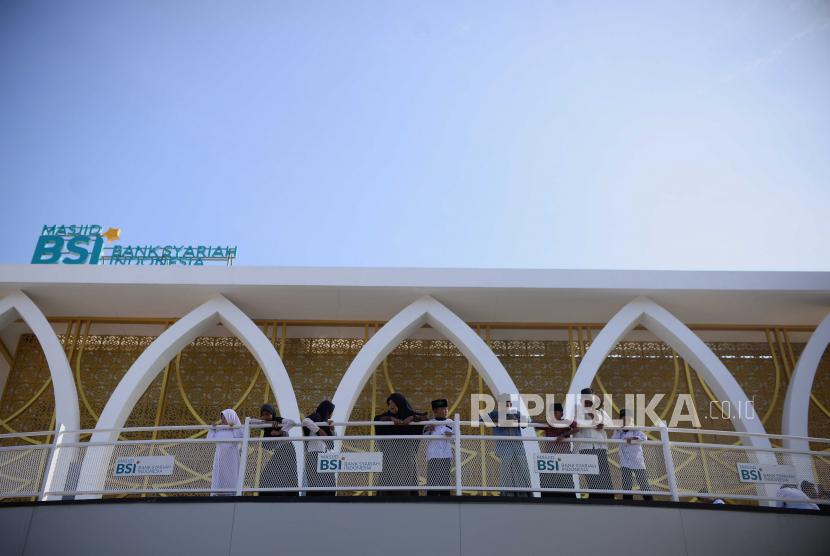 Sejumlah anak-anak menghadiri peresmian Masjid BSI Bakauheni di kawasan Bakauheni Harbour City, Lampung, Sabtu (18/3/2023). PT Bank Syariah Indonesia Tbk (BSI) membangun Masjid BSI Bakauheni berkapasitas 2.000 jamaah sebagai salah satu upaya Kementerian BUMN dan BSI dalam mendorong pariwisata di Sumatera khususnya Provinsi Lampung.