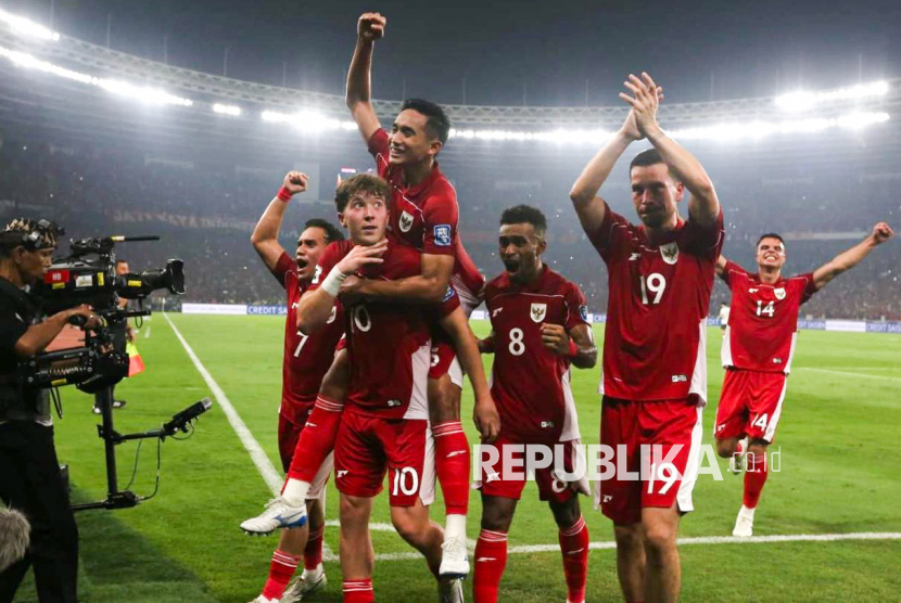 Pemain Timnas Indonesia Ole Romeny melakukan selebrasi usai mencetak gol saat bertandi melawan China pada laga babak Kualifikasi Piala Dunia 2026 Putaran Ketiga di Stadion Utama Gelora Bung Karno (SUGBK), Jakarta, Kamis (5/6/2025).