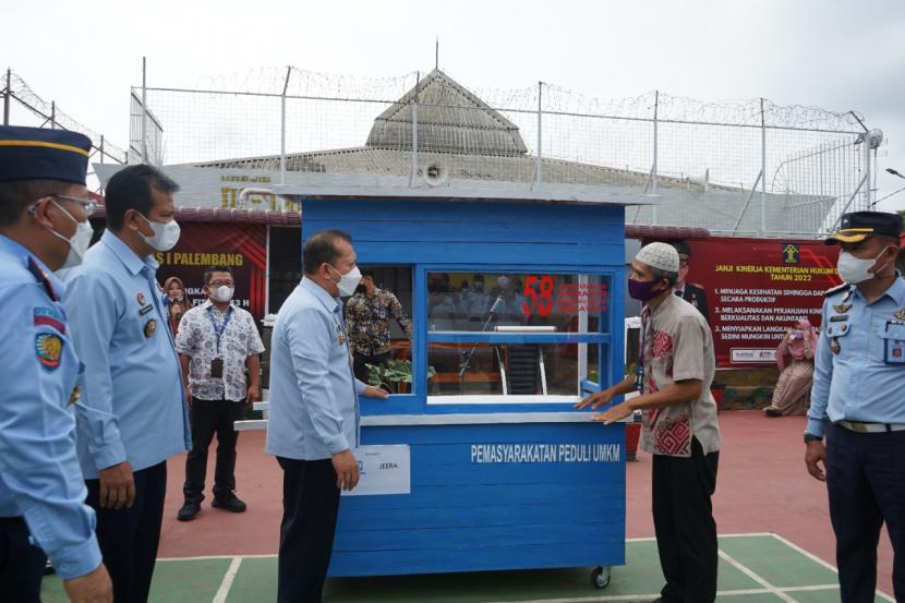 Peringati HUT Pemasyarakatan, Rutan Palembang Sumbang Gerobak dan Paket Sembako