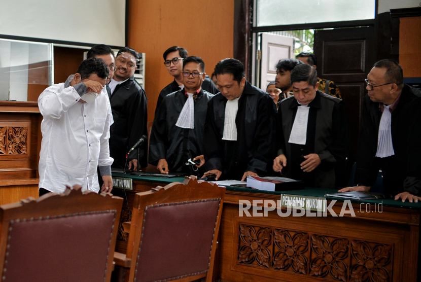 Terdakwa Kuat Maruf (kiri). Hakim memvonis Kuat Ma'ruf 15 tahun penjara karena ikut rencanakan pembunuhan Yosua.