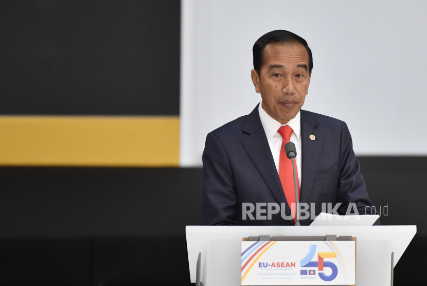 Presiden Indonesia Joko Widodo berbicara pada upacara pembukaan KTT UE-ASEAN di Brussel, Rabu, 14 Desember 2022. Para pemimpin UE dan ASEAN bertemu di Brussel untuk pertemuan satu hari untuk membahas kemitraan strategis UE-ASEAN, hubungan perdagangan dan berbagai topik internasional.