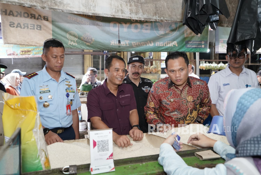 Kepala Perwakilan Bank Indonesia Tasikmalaya Aswin Kosotali bersama Pj Wali Kota Tasikmalaya Cheka Virgowansyah meninjau ketersediaan beras di Pasar Cikurubuk, Kota Tasikmalaya, Senin (25/9/2023). 