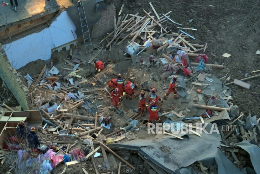 Tim penyelamat melakukan evakuasi akibat gempa bumi di Desa Caotan, Kabupaten Otonomi Minhe Hui dan Tu di Kota Haidong, Provinsi Qinghai, Tiongkok barat laut, Selasa (19/12/2023). 