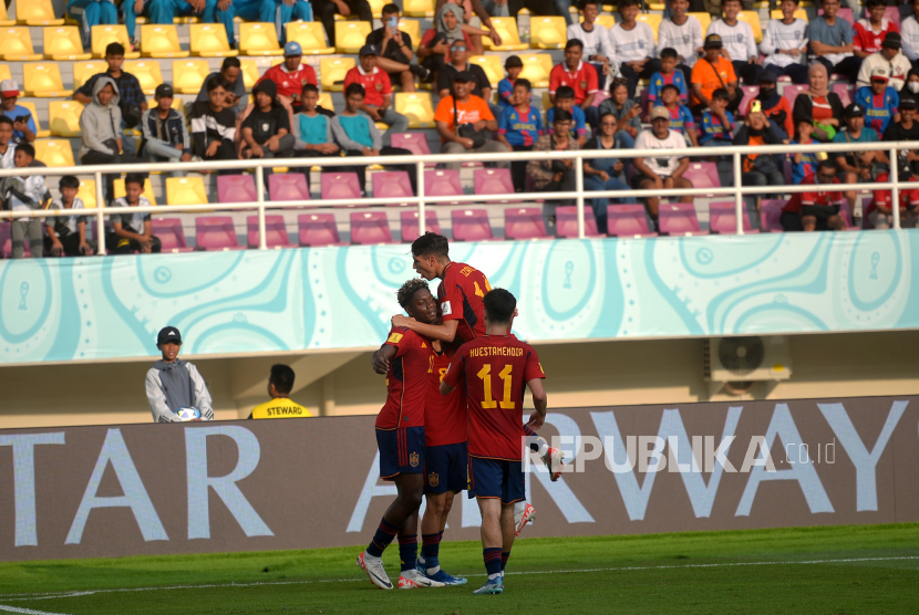 Selebrasi pemain Timnas U17 Spanyol usai mencetak gol kedua ke gawang Timnas U17 Uzbekistan pada pertandingan terakhir penyisihan Grup B Piala Dunia U17 2023 di Stadion Manahan, Surakarta, Jawa Tengah, Kamis (16/11/2023). Meski banyak menurunkan pemain lapis keduanya Spanyol unggul 2-1 atas Uzbekistan pada babak pertama.