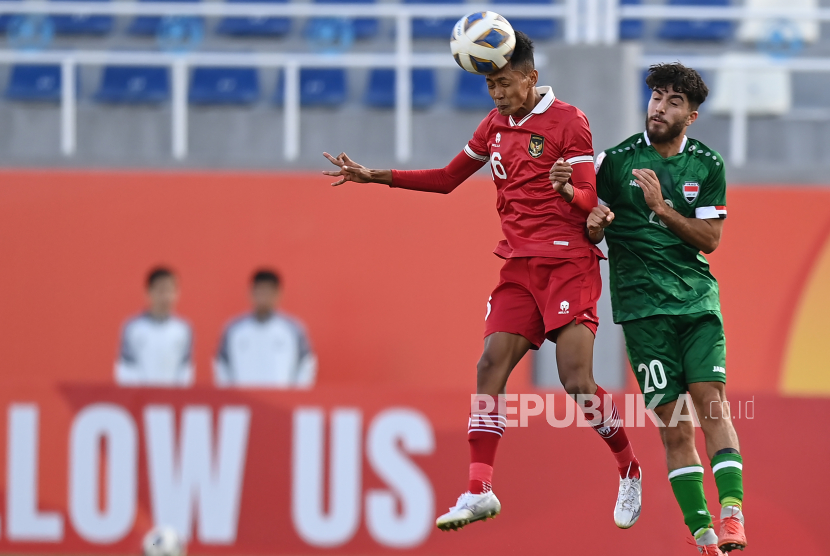 Pemain Timnas U-20 Indonesia Dony Tri Pamungkas (kiri) berebut bola di udara dengan pemain Timnas U-20 Irak Charbel Awni dalam kualifikasi Grup A Piala Asia U-20 di Stadion Lokomotiv, Tashkent, Uzbekistan, Rabu (1/3/2023). 