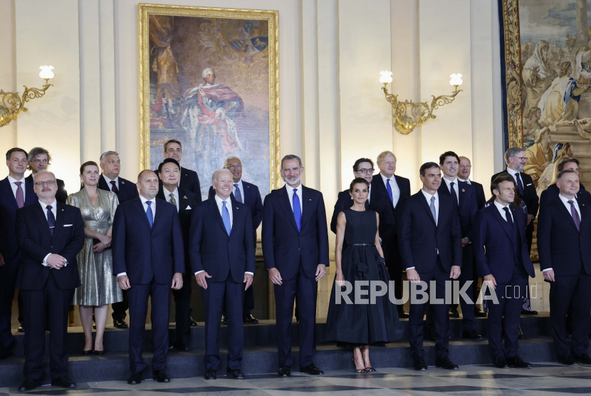 Para pemimpin NATO berpose untuk foto bersama dengan Raja Spanyol Felipe dan Ratu Letizia sebelum jamuan makan malam di Istana Kerajaan di Madrid, Spanyol, Selasa, 28 Juni 2022. Kepala negara Organisasi Perjanjian Atlantik Utara akan bertemu untuk pertemuan puncak NATO di Madrid dari Selasa sampai Kamis.