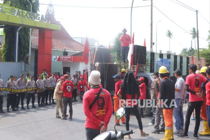 Polres Indramayu melaksanakan pengamanan aksi Pra-Mayday yang dilakukan sejumlah elemen buruh di Kabupaten Indramayu, Rabu (24/4/2024). 