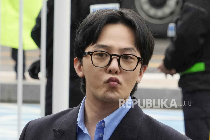 G-Dragon ketika mendatangi kantor polisi dalam kasus dugaan penyalahgunaan narkoba. Kacamata yang dipakai G-Dragon dikabarkan ludes terjual.