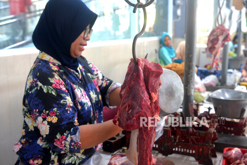 Pedagang melayani pembeli daging sapi. Harga daging sapi segar di pasar tradisional Kota Medan dan sekitarnya masih bertahan di rata rata Rp 130 ribu per kilogram. 