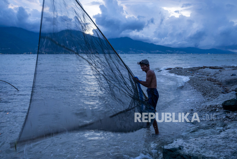 Nelayan membawa jaringnya untuk menangkap udang kecil atau rebon di Pantai Teluk Palu, Sulawesi Tengah, Senin (29/3). Kepala Badan Riset dan Sumber Daya Manusia Kelautan dan Perikanan (BRSDM), Kementerian Kelautan dan Perikanan (KKP) Sjarief Widjaja mengatakan KKP memiliki tiga program terobosan yang bermuara pada keberlanjutan sumber daya laut dan perikanan nasional.