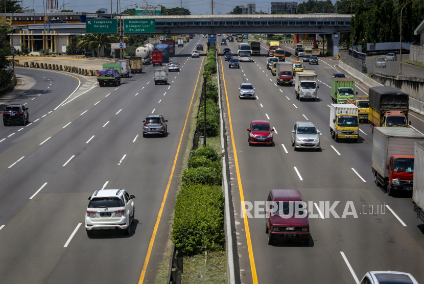 Kendaraan melintas di ruas tol Tangerang-Jakarta di Kebon Nanas, Kota Tangerang, Banten, Kamis (2/4/2020). Kementerian Pekerjaan Umum dan Perumahan Rakyat (PUPR) berencana akan mengusulkan relaksasi bagi Badan Usaha Jalan Tol (BUJT).