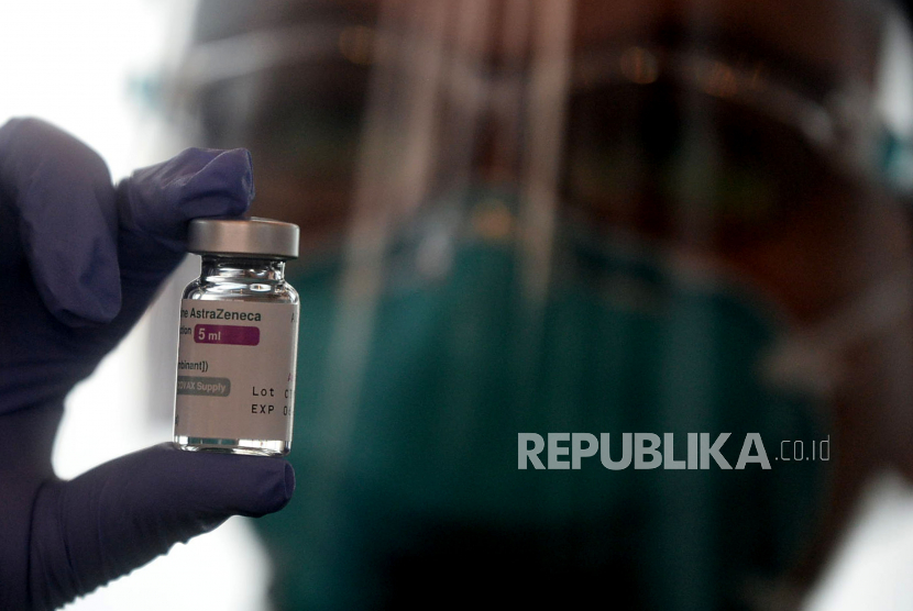 Petugas kesehatan menunjukan vaksin COVID-19 AstraZaneca sebelum disuntikan kepada seorang pelaku ekonomi kreatif di Sentra Vaksinasi di Neo Soho Mall, Jakarta, Selasa (8/6). Kemenparekraf membuka program vaksinasi COVID-19 bagi para pelaku pariwisata dan ekonomi kreatif di area Jakarta yang berlangsung dari tanggal 8 hingga 11 Juni 2021.Prayogi/Republika