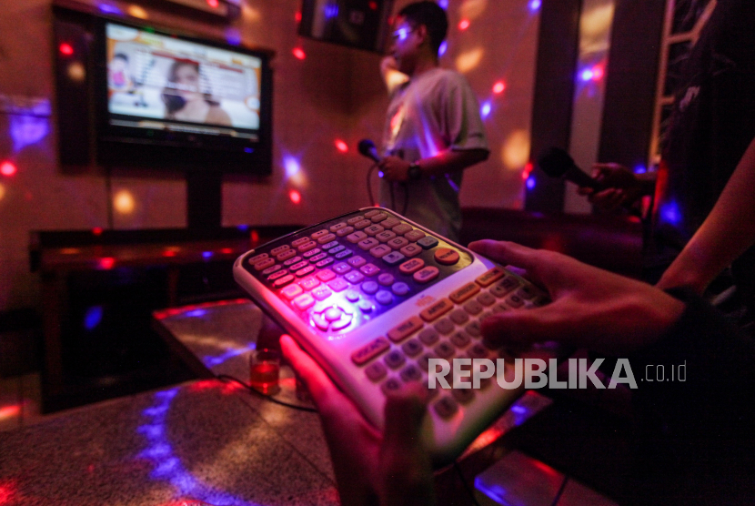 Pengunjung memilih lagu yang akan dinyanyikan di tempat karaoke. Ketua DPRD DKI minta kenaikan pajak hiburan tidak memberatkan pelaku usaha.