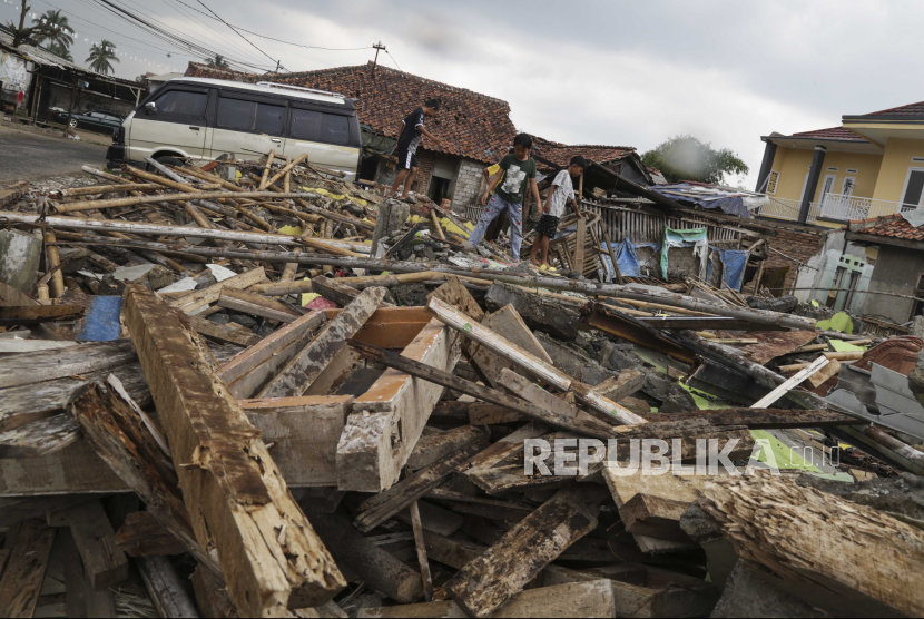 Anak-anak bermain di sekitar bangunan yang terdampak pembebasan lahan pembangunan Tol Bocimi. Polres Bogor menangkap 5 provokator penyebab kericuhan penertiban kolong Tol Bocimi.