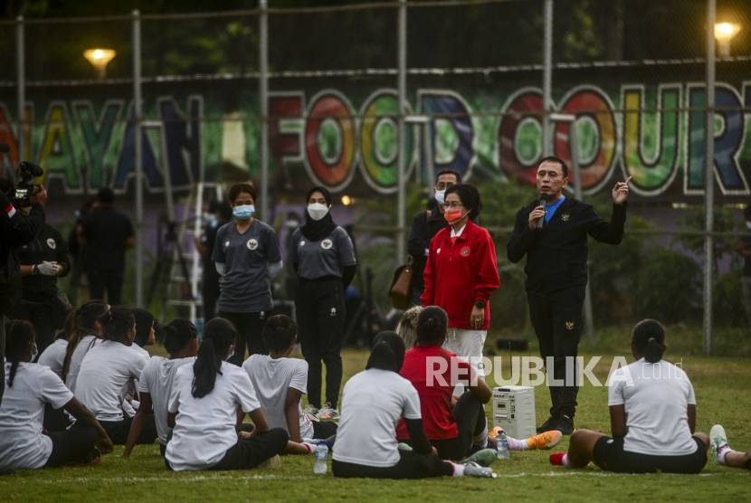 Ketua Umum PSSI Mochamad Iriawan memberikan pengarahan kepada pesepak bola timnas putri Indonesia belum lama ini.