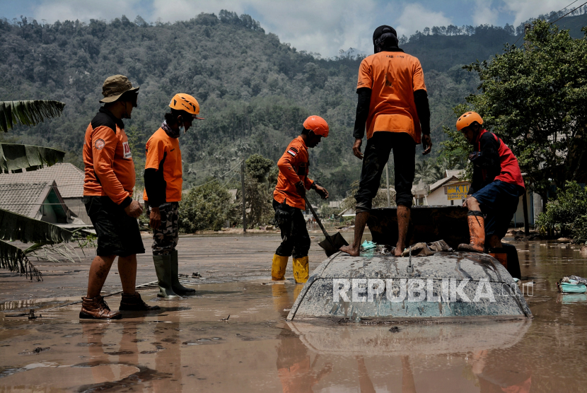 Relawan mengevakuasi kendaraan yang tertimbun longsoran material erupsi Gunung Semeru. Pemkab Lumayang bergerak cepat menangani banjir lahar dingin di kawasan DAS Semeru.