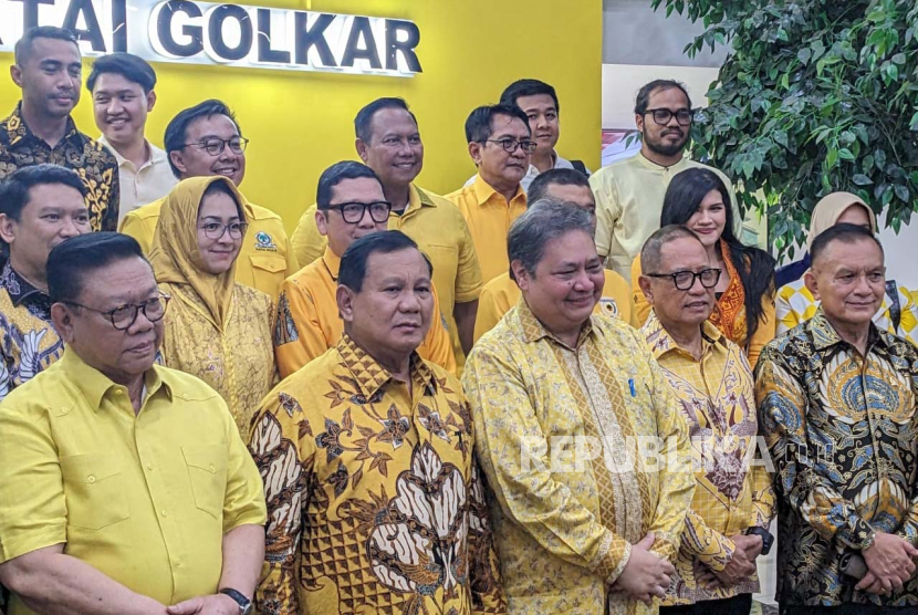 Ketua Umum Partai Golkar, Airlangga Hartarto menyerahkan cangkul emas kepada Ketua Umum Partai Gerindra, Prabowo Subianto di Kantor DPP Partai Golkar, Jakarta, Kamis (31/8/2023) malam. 