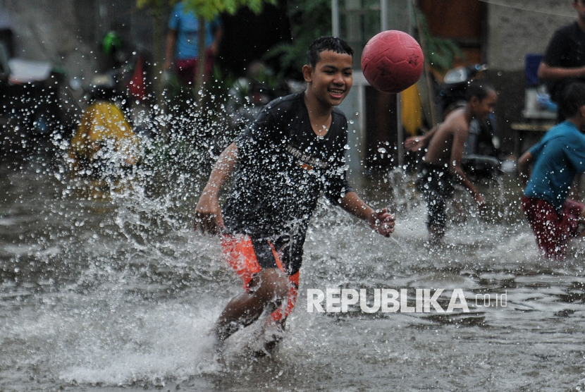 Warga beraktivitas di pemukiman yang terdampak banjir di kawasan Petukangan, Cakung, Jakarta Timur, Rabu (29/1/2025). Banjir setinggi 60-100 centimeter tersebut terjadi akibat intensitas hujan yang lebat sejak Selasa (28/1) malam yang menyebabkan Kali Buaran meluap hingga ke pemukiman. Hingga saat ini kondisi pemukiman tersebut berangsur surut namun tumpukan sampah masih menyumbat kali.