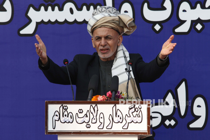  Presiden Afghanistan Ashraf Ghani berbicara selama kunjungannya di Jalalabad, Afghanistan, 07 Januari 2021. Presiden Ghani mengunjungi wilayah tersebut untuk menjanjikan dukungan pemerintahnya untuk berbagai proyek termasuk gedung sekolah.