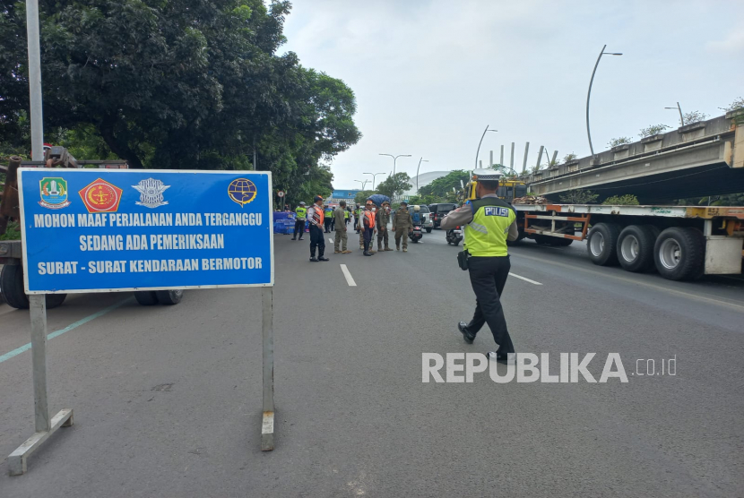 Polres Metro Bekasi Kota menyiagakan 463 personel untuk mengawal perjalanan pemudik yang melintasi jalur arteri. Selain personil polisi sebanyak 369 petugas dari intansi terkait juga dilibatkan dalam pengawalan ini.