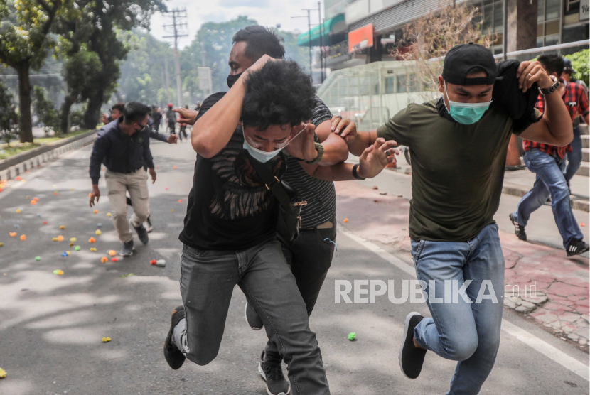 Kepolisian mengamankan puluhan pendemo Undang-Undang Omnibus Law Cipta Kerja di halaman Gedung DPRD Sumatera Utara di Medan, Kamis. Puluhan orang tersebut diamankan setelah unjuk rasa diwarnai bentrok yang mengakibatkan sejumlah aparat kepolisian terluka dan Gedung DPRD Sumut rusak.