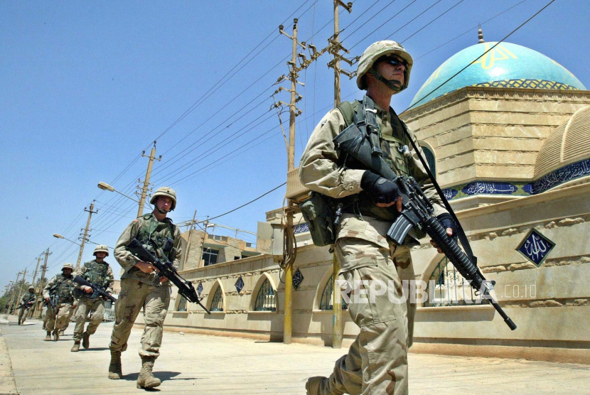 Tentara AS berpatroli di pusat kota Bagdad, Irak, 24 Juni 2003.