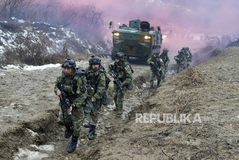  Tentara Angkatan Darat A.S. berbaris selama latihan militer gabungan Korea Selatan dan Amerika Serikat di Paju, Korea Selatan, Jumat, 13 Januari 2023. 