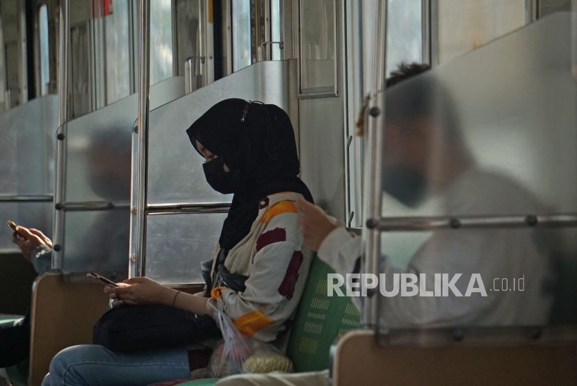 Sejumlah penumpang duduk di dalam gerbong kereta rel listrik (KRL) Commuterline di Jakarta, Ahad (4/7). Selama PPKM darurat KAI Commuter membatasi jumlah penumpang KRL Jabodetabek menjadi 52 orang atau 32 persen dari kapasitas tiap keretanya. Adapun jam operasional KRL Jabodetabek menjadi pukul 04.00 WIB hingga 21.00 WIB. Prayogi/Republika.